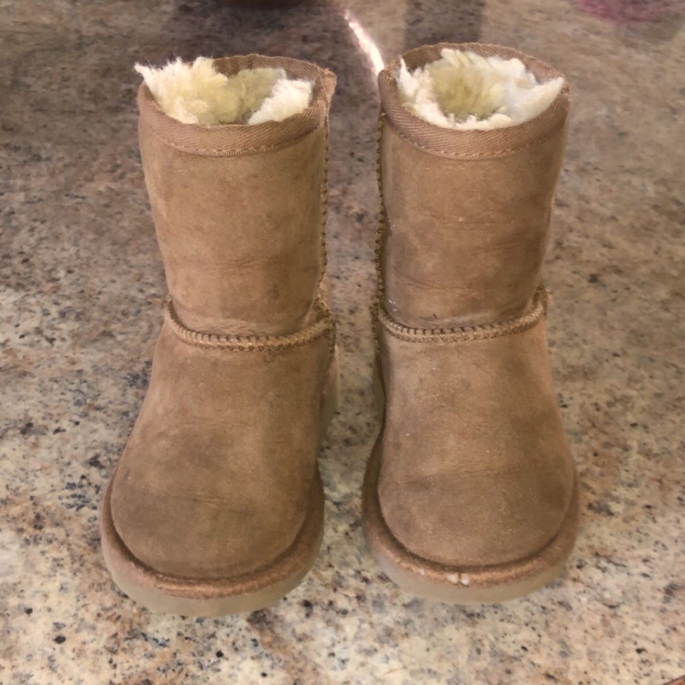 Toddler size 8 Uggs